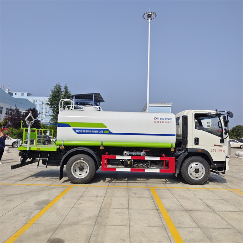 國(guó)六重汽豪沃10方灑水車(chē)